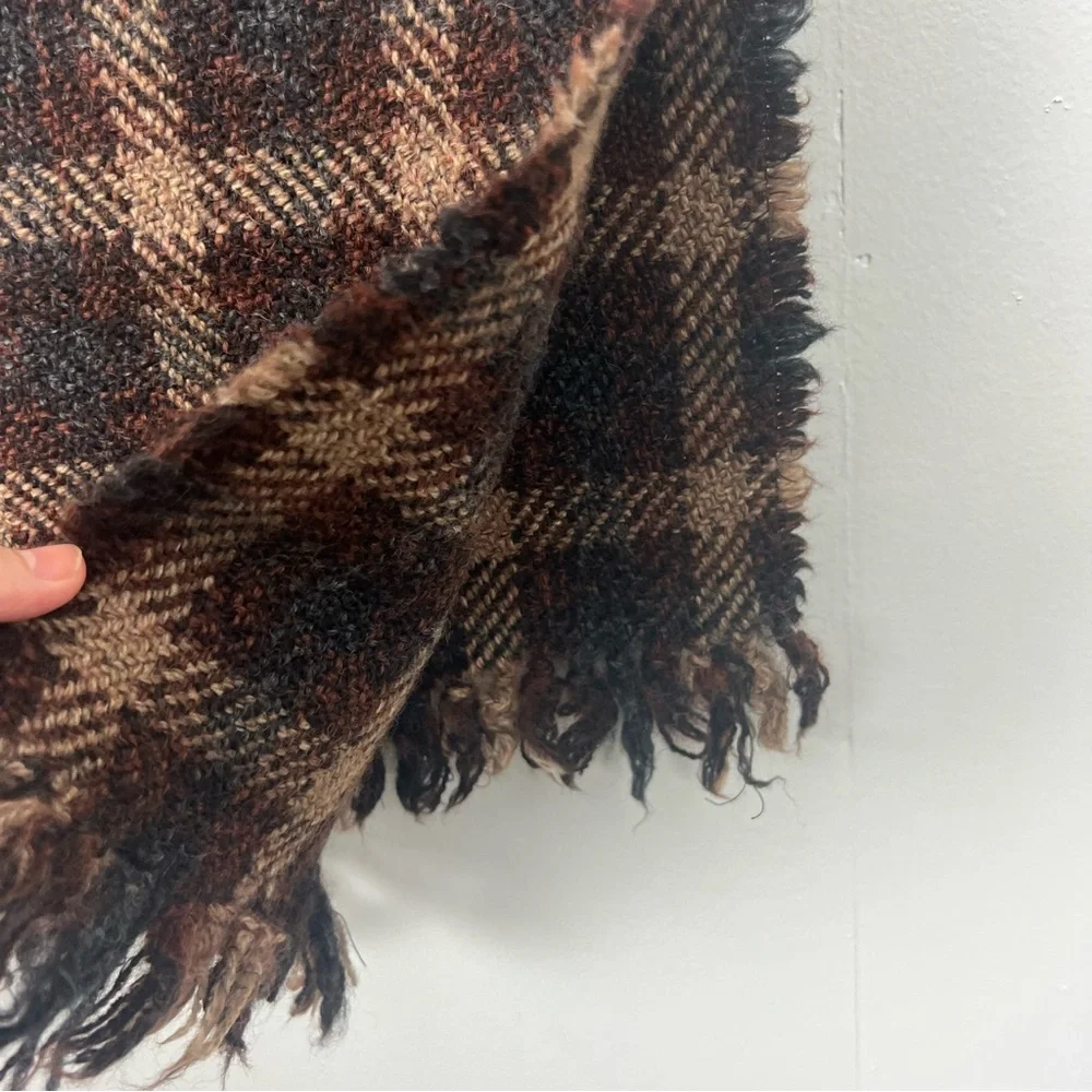 Roundtree & Yorke 100% Lambswool Handloomed Black and Brown Plaid Scarf